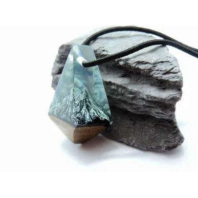 Prívesok na krk - hora v zime