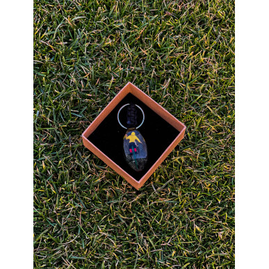 Prívesok na kľúče - Horolezec v žltej bunde