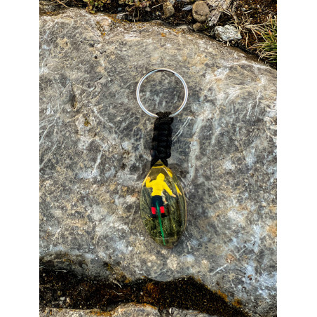 Prívesok na kľúče - Horolezec v žltej bunde