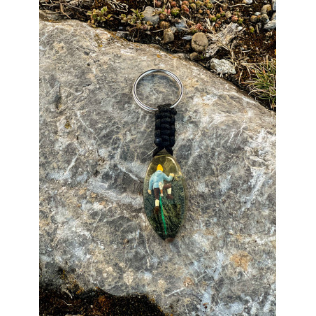 Prívesok na kľúče - Horolezec v modrej bunde